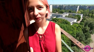 Studentka zmysłowo obciąga nieznajomemu na odludziu - cum na jego twarzy